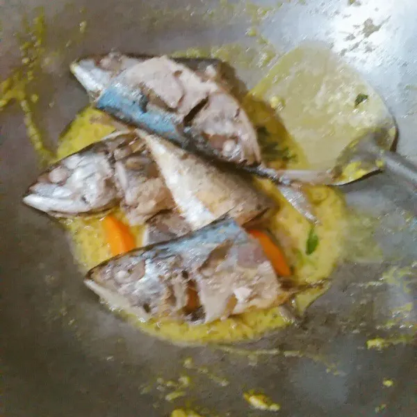 Masukkan ikan, aduk sampai tercampur rata dan air surut meresap. Sajikan.