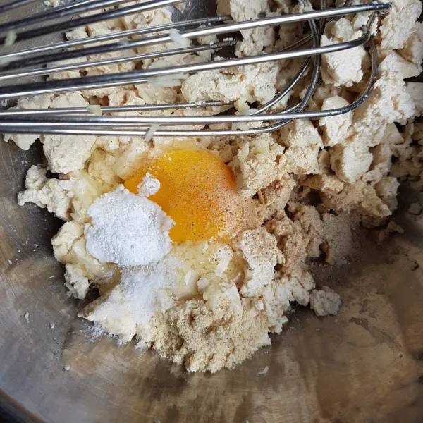Tambahkan telur, garam, merica bubuk, kaldu jamur bubuk, dan baking powder. Aduk rata.