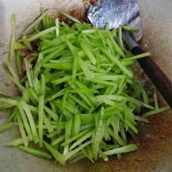 Masukkan labu siam, aduk-aduk lalu tutup. Masak hingga matang. Siap disajikan.