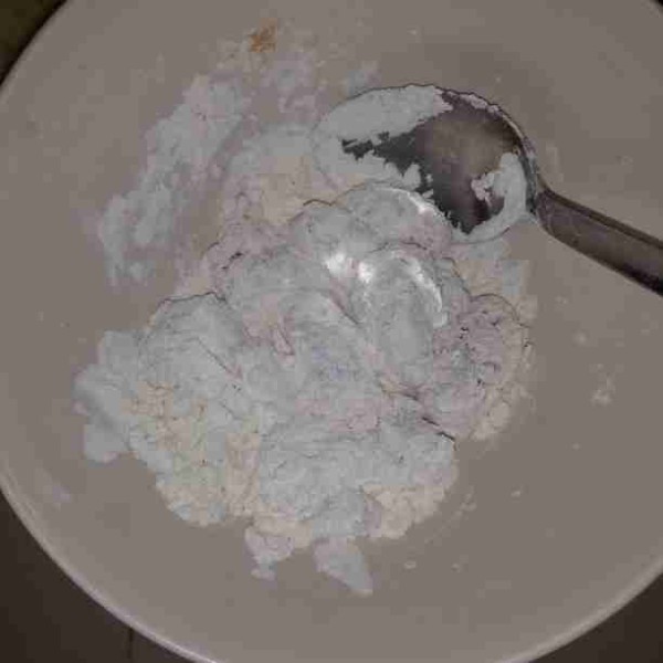 Campurkan semua tepung. Celupkan ayam ke dalam putih telur. Masukkan ke dalam tepung lalu aduk hingga ayam tertutup tepung.