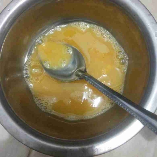 Kocok lepas telur, tambahkan sejumput garam dan kaldu bubuk.