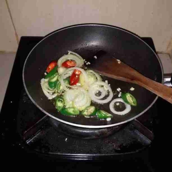 Tumis bawang putih, jahe, cabe merah, cabe hijau, dan bawang bombay hingga harum.