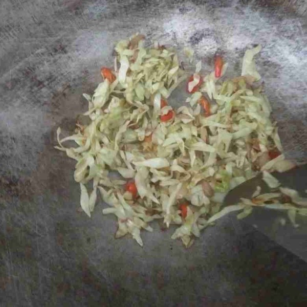 Masukkan cabe rawit dan kubis, tumis sampai layu kemudian angkat.