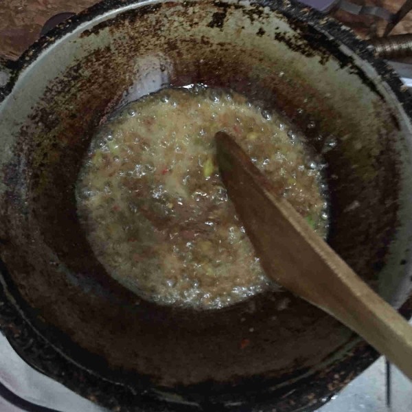 Panaskan minyak lalu masukkan sambal.