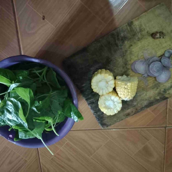 Petik bayam kemudian ambil daunnya lalu cuci hingga bersih. Potong jagung menjadi 3 bagian, iris tipis bawang merah dan geprek kunci.