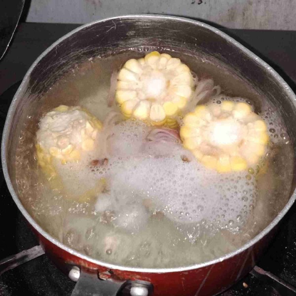 Setelah mendidih, masukkan jagung masak sampai jagung matang.