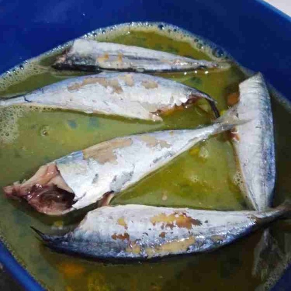 Masukkan ikan ke dalam kocokan telur, pastikan semua bagian ikan sudah terbalut rata.