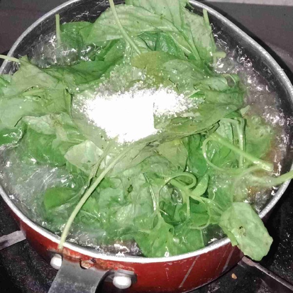 Masukkan bayam, garam, dan gula, aduk rata. Masak sampai bayam lunak.