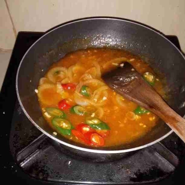 Masukkan air, gula, garam, saus tiram, saus cabe, dan saus tomat. Masak hingga mendidih. Matikan api, siramkan saus ke atas ayam goreng. Siap dihidangkan.