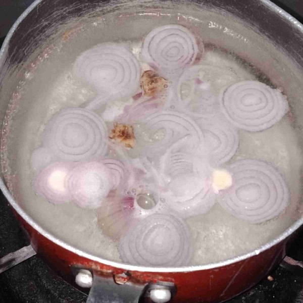 Rebus air lalu masukkan bawang merah dan kunci, masak sampai mendidih.