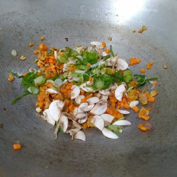 Masukkan wortel, jamur, dan bawang prei bersamaan. Aduk rata, masak hingga cukup matang.
