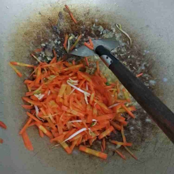 Masukkan wortel, aduk rata hingga setengah layu.