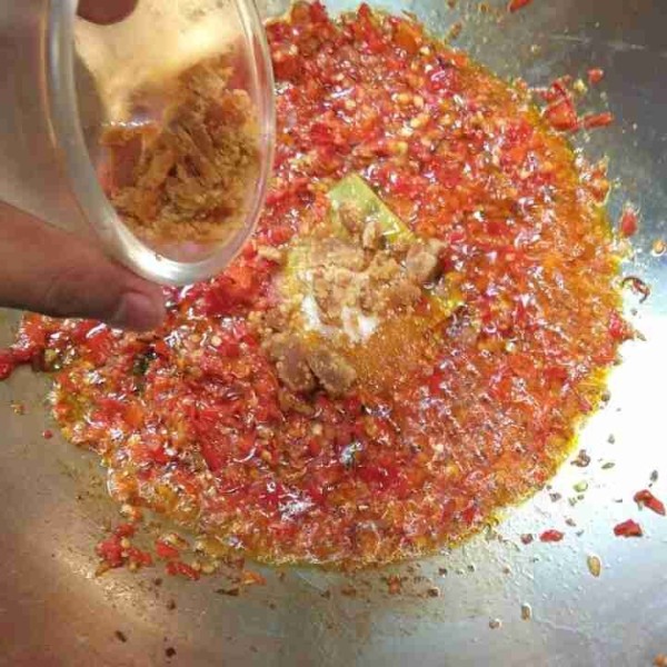 Masukkan gula, garam, air jeruk nipis, dan terakhir masukkan ikan asar yang telah digoreng. Aduk rata hingga semua bumbu tercampur rata. Sajikan.