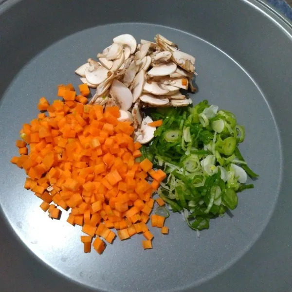 Cuci bersih, lalu rajang wortel, bawang prei, dan jamur kancing.