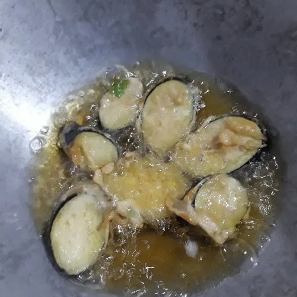 Goreng terong di dalam minyak yang panas hingga kuning keemasan.