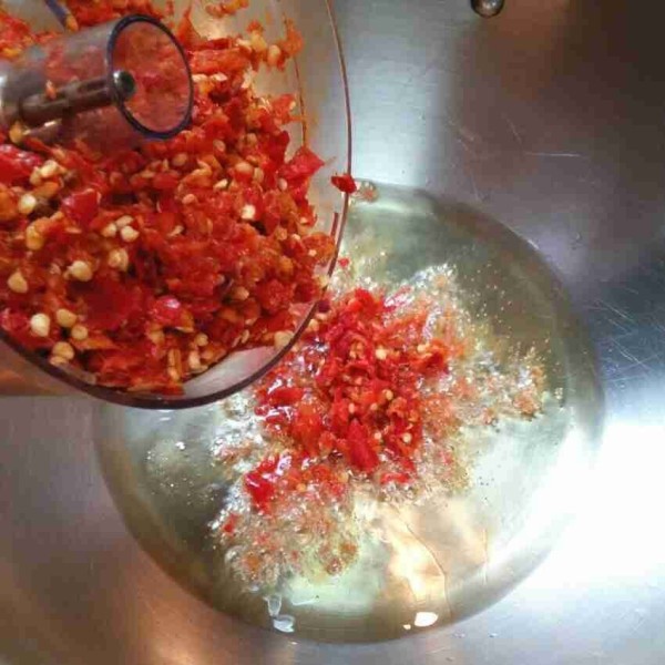 Chopper bumbu kemudian tumis.