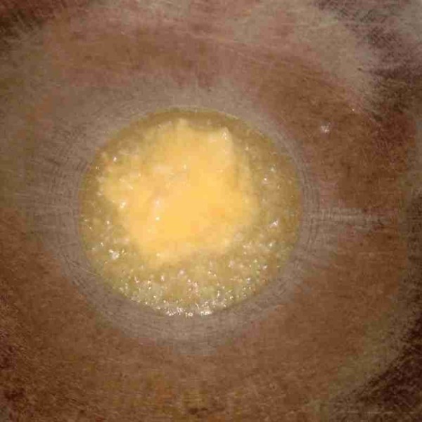 Panaskan margarin, tumis bawang putih halus dengan api kecil sampai harum.