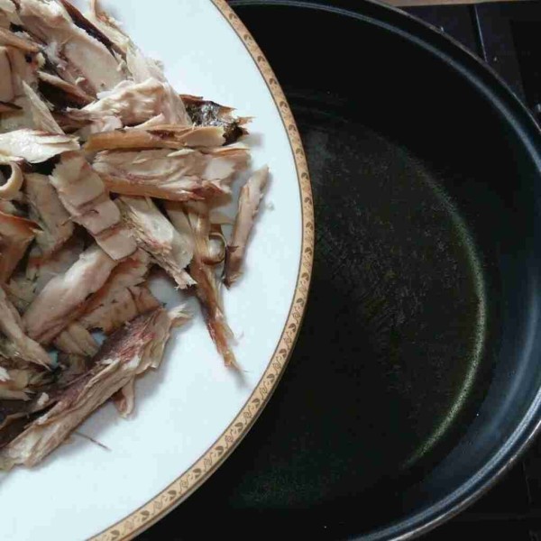Suwir daging ikan asar kemudian goreng hingga kecoklatan.