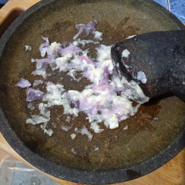 Haluskan bawang merah dan bawang putih.