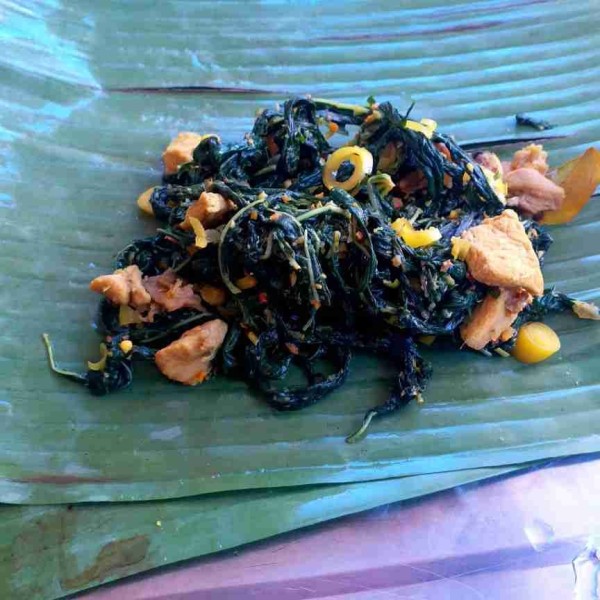 Ambil selembar daun pisang, beri 2 sdm isian lalu gulung/bungkus dan sematkan lidi pada kedua ujung daun.