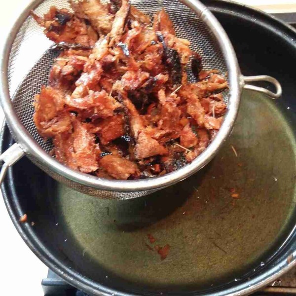 Setelah ikan kecoklatan angkat tiriskan dan sisihkan terlebih dahulu.