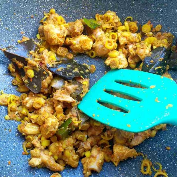 Masukkan ayam, aduk sampai berubah warna.