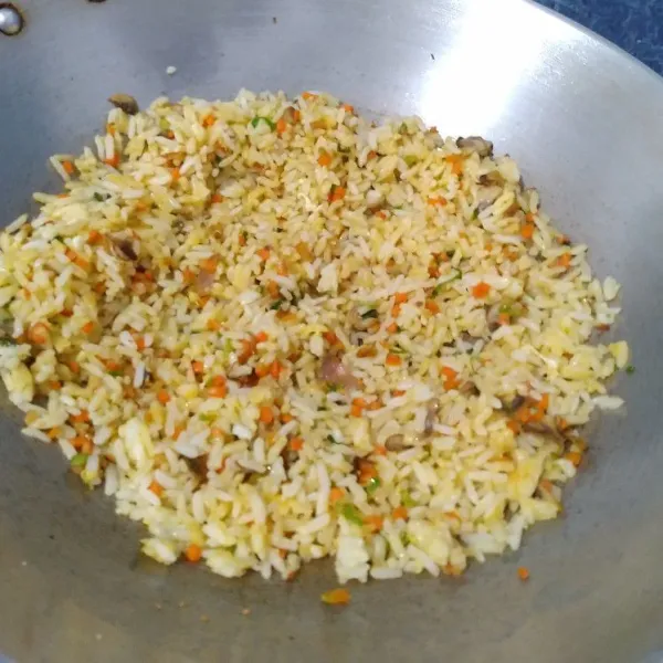 Aduk terus hingga telur yang tercampur bersama nasi matang merata. Angkat dan siap disajikan. Lebih yummy disajikan dengan taburan bawang goreng.