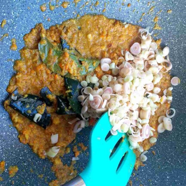 Masukkan irisan sereh, aduk-aduk.