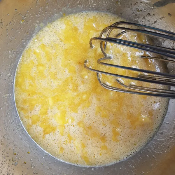 Siapkan wadah. Masukkan bahan A ( pisang yang sudah di haluskan,gula pasir,telur,margarin cair daan vanilli). Aduk menggunakan whisk atau garpu hingga tercampur rata.