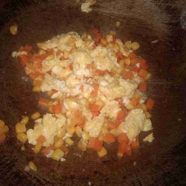 Masukkan jagung dan wortel rebus, aduk rata.