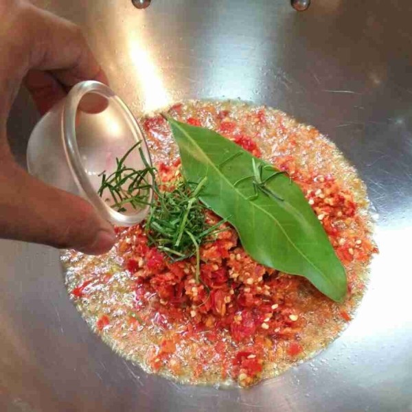 Masukkan daun kunyit dan daun jeruk.