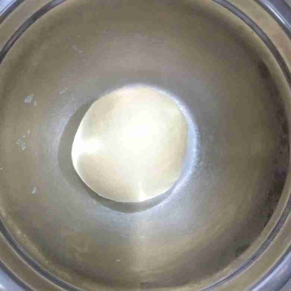 Bulatkan adonan, lalu tutup dengan serbet bersih. Diamkan selama 45 menit.