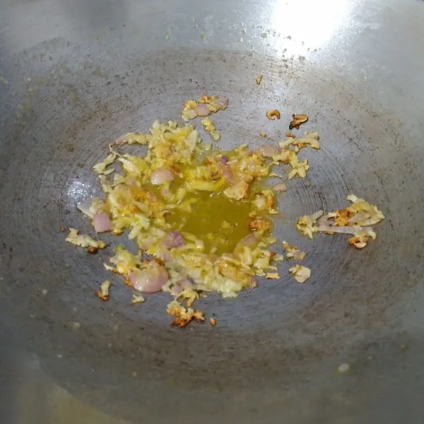 Tumis bawang halus dengan 2 sdm margarin, hingga bawang layu, harum, dan matang.