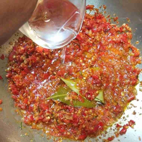 Tambahkan air agar bumbu benar-benar matang dan tanak.
