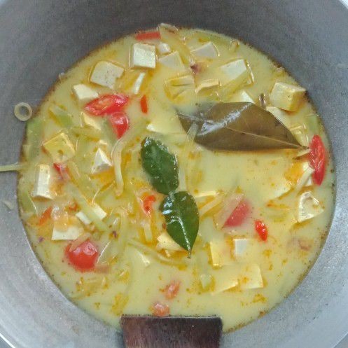 Masukkan santan, garam, dan gula, masak hingga matang sambil terus diaduk agar santan tidak pecah. Sajikan saat matang.