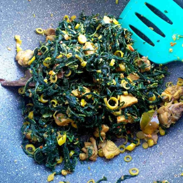 Masukkan daun singkong, bubuhi sea salt, dan gula aren, tuang air lalu masak sampai air menyusut. Sampai disini sudah dapat disajikan.