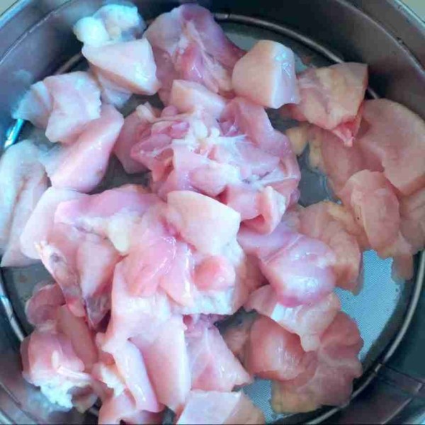 Potong dadu daging ayam lalu cuci dan tiriskan.