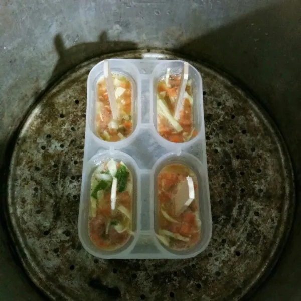 Tusuk tengahnya dengan stik es krim. lalu kukus selama 20 menit.