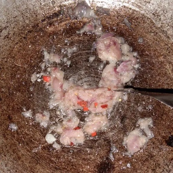Kemudian tambahkan minyak goreng dan masukan bawang yang sudah di ulek tadi ke dalam wajan, kemudian aduk-aduk sampai harum.