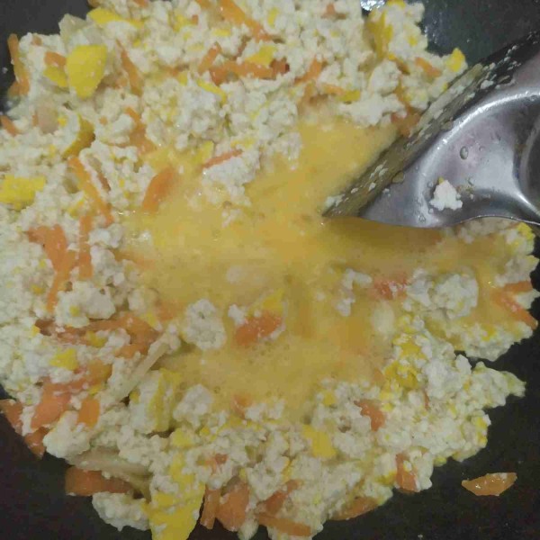 Tambahkan telur yang sudah dikocok, aduk dan bumbui dengan kaldu bubuk serta merica. Koreksi rasanya, boleh ditambahkan garam jika dirasa kurang asin.