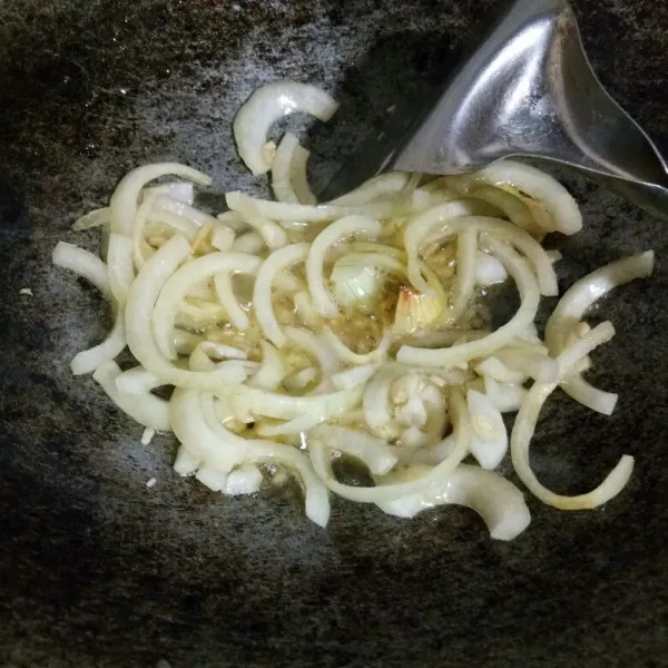 Panaskan minyak goreng, tumis bawang putih dan bawang bombay hingga harum.