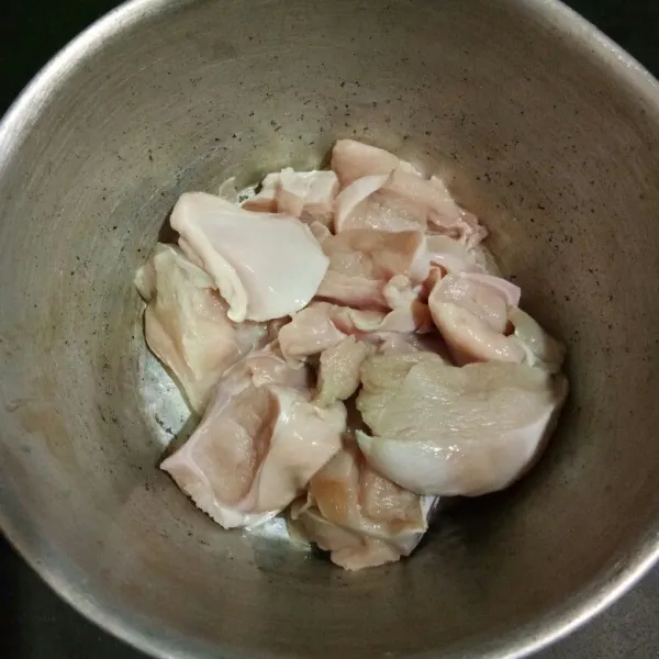 Potong-potong ayam sesuai selera lalu cuci bersih dan tiriskan.