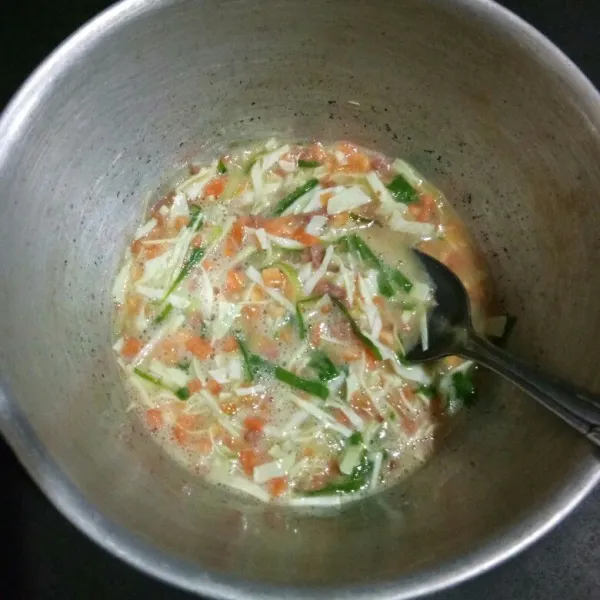 Tambahkan merica bubuk dan garam. Aduk rata kembali.