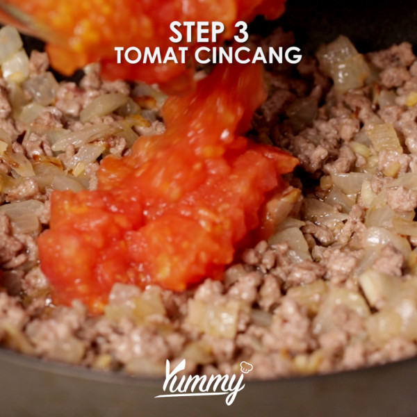 Tambahkan tomat cincang dan kaldu sapi ke dalamnya lalu aduk rata dan masak hingga mendidih.