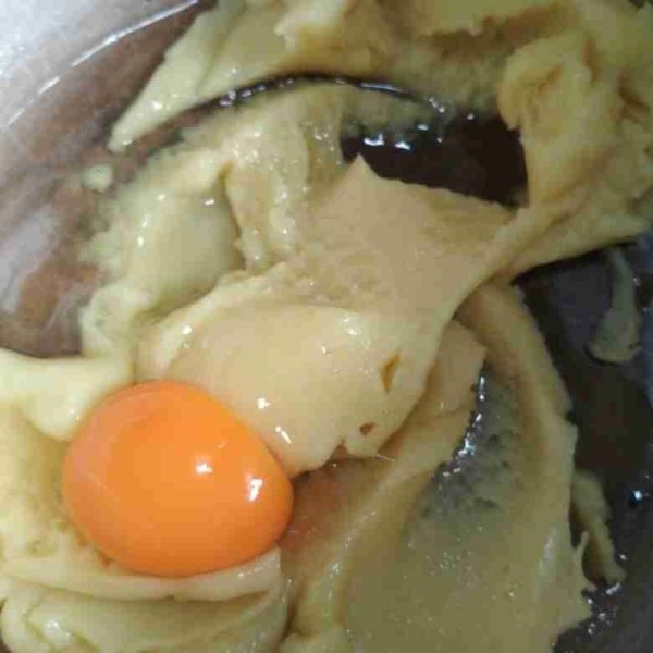 Masukkan telur omega aduk dengan sendok kayu sampai rata tidak ada yang bergerindil.