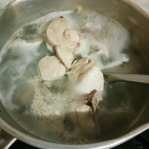 Masak air di dalam panci hingga mendidih, kemudian masukkan ayam. Masak hingga ayam matang, tiriskan. Jangan buang air kaldunya ya.