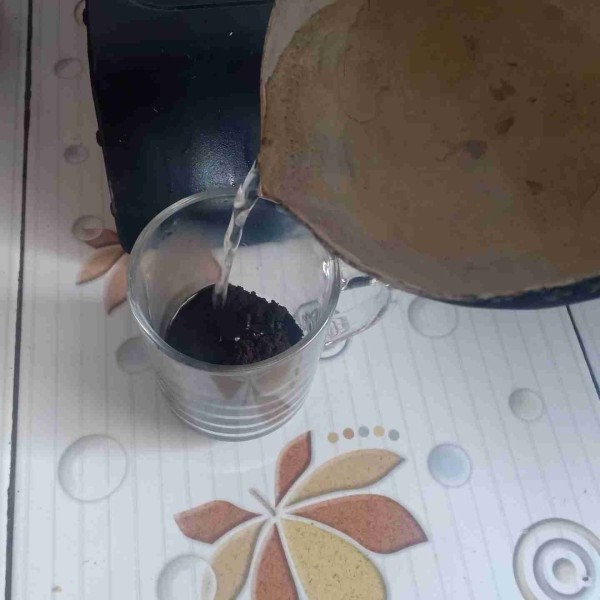 Seduh kopi hitam dengan air mendidih sebanyak 1 gelas kopi, lalu dinginkan.