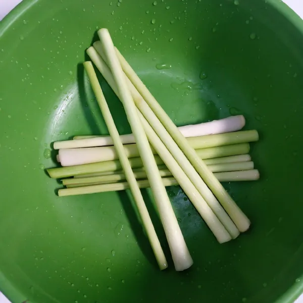 Siapkan secukupnya serai untuk tusuknya.