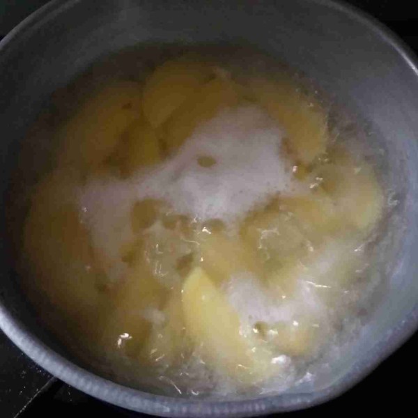 Panaskan air dalam panci bersama bumbu halus, kemudian masukkan kentang dan rebus hingga empuk selama sekitar 15-20 menit lalu tiriskan.