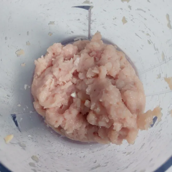 Giling daging ayam sampai halus.